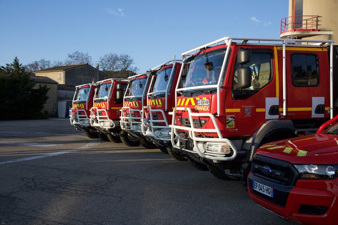 Alignement de camions de sapeurs-pompiers du Gard, sécurité incendie